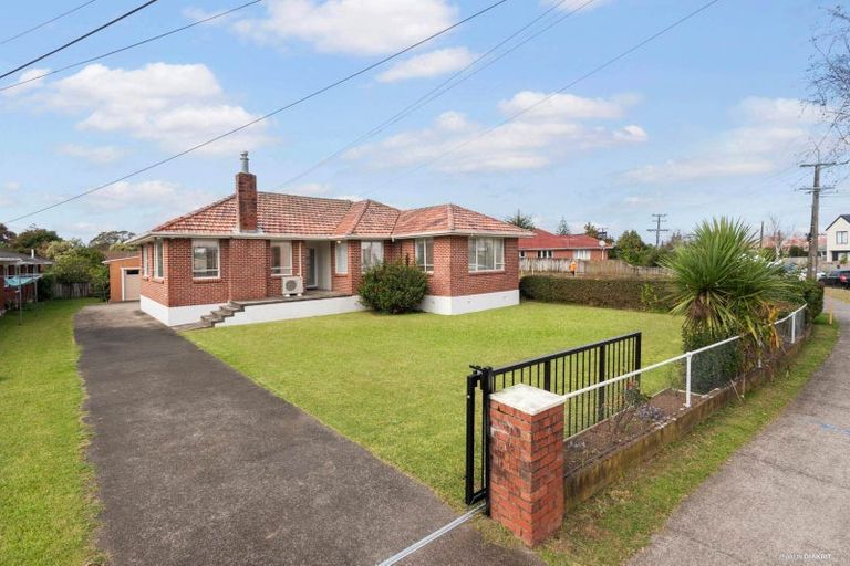 Photo of property in 49 Yeovil Road, Te Atatu Peninsula, Auckland, 0610