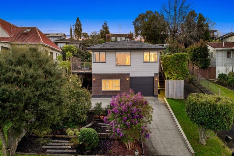 Photo of property in 15 Tableau Place, Totara Vale, Auckland, 0629