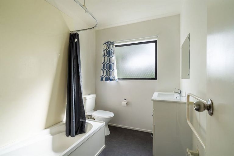 Photo of property in 11/44 Fields Parade, Oteha, Auckland, 0632