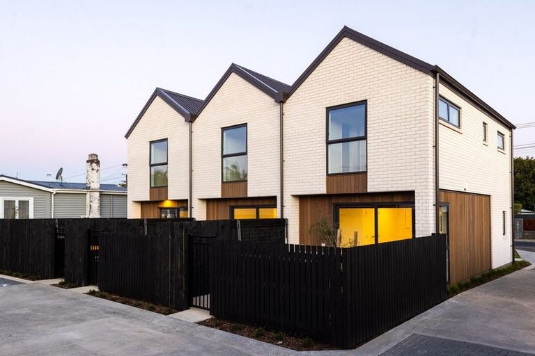 Photo of property in 2/77 Matipo Road, Te Atatu Peninsula, Auckland, 0610