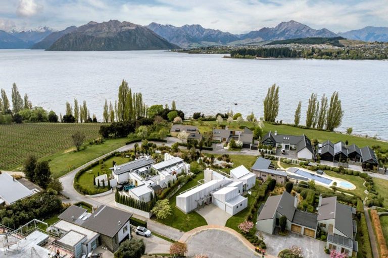 Photo of property in 14 Sunrise Bay Drive, Wanaka, 9305