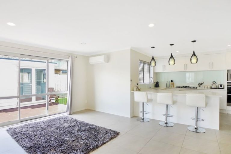 Photo of property in 4 Iwinuku Crescent, Wattle Downs, Auckland, 2103