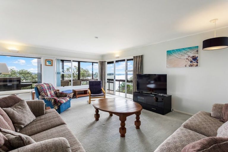 Photo of property in 23 Roberts Road, Matakatia, Whangaparaoa, 0930