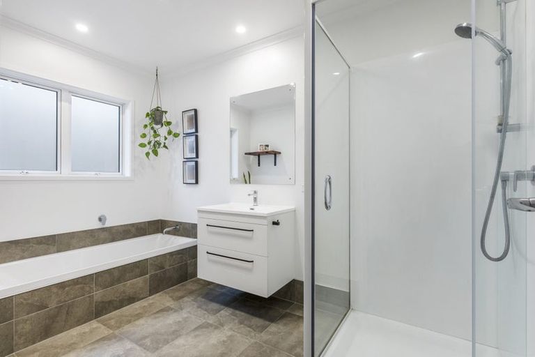 Photo of property in 8 Reserva Crescent, Kumeu, 0810