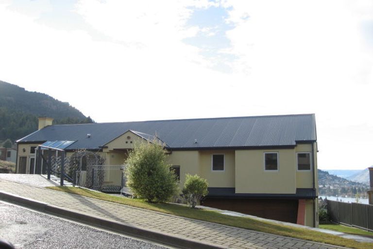 Photo of property in 4 Matakauri Place, Fernhill, Queenstown, 9300