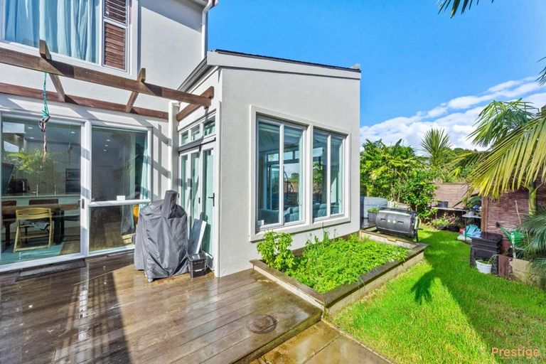 Photo of property in 11f Clearwater Cove, West Harbour, Auckland, 0618
