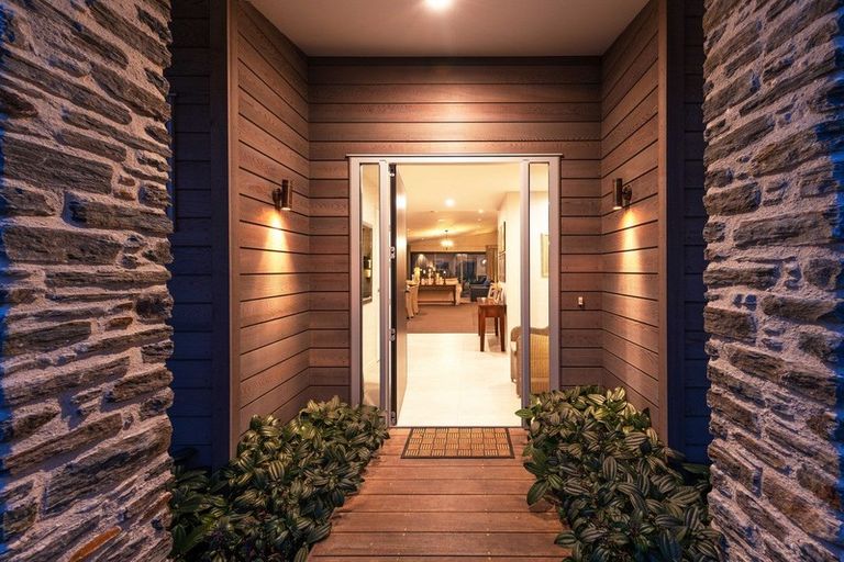 Photo of property in 16 Edgewood Place, Wanaka, 9305