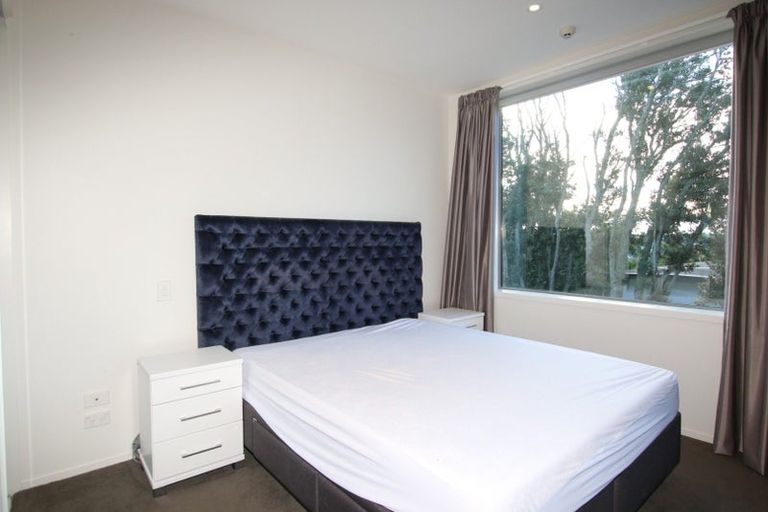Photo of property in 6/585g Beach Road, Rothesay Bay, Auckland, 0630
