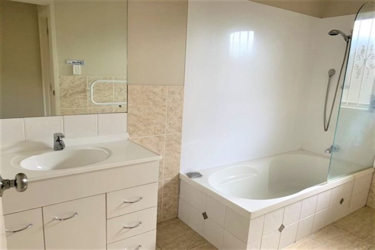 Photo of property in 28 Tussock Avenue, Mangere, Auckland, 2022