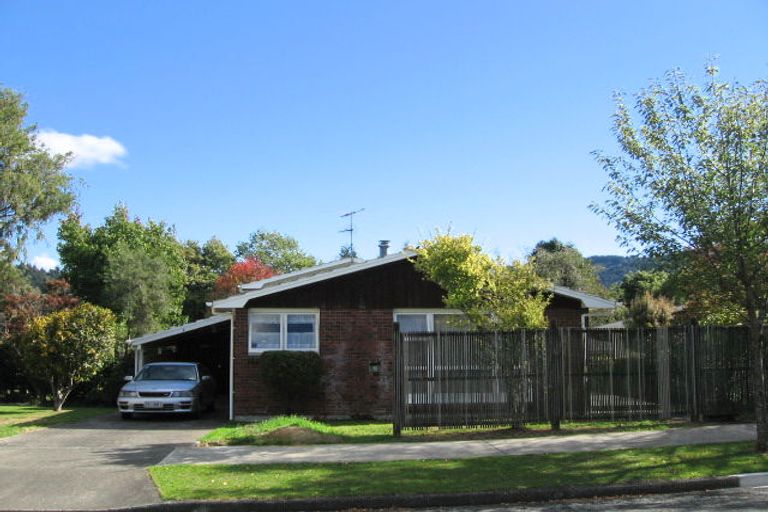 Photo of property in 2/4 Dowling Grove, Silverstream, Upper Hutt, 5019
