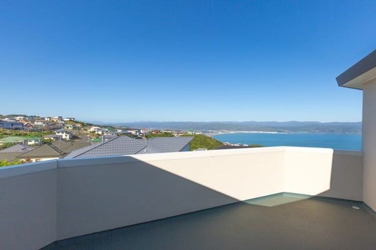 Photo of property in 42 Dress Circle, Newlands, Wellington, 6037