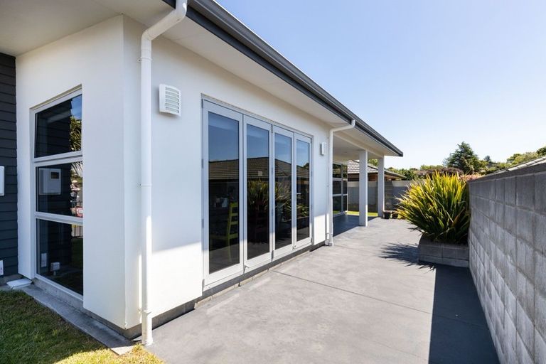 Photo of property in 13 Montrose Place, Highlands Park, New Plymouth, 4312