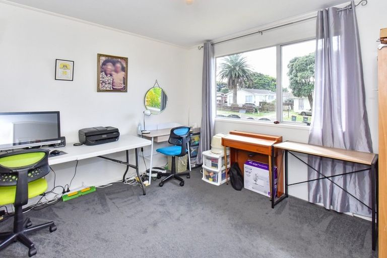 Photo of property in 23 Becker Drive, Weymouth, Auckland, 2103