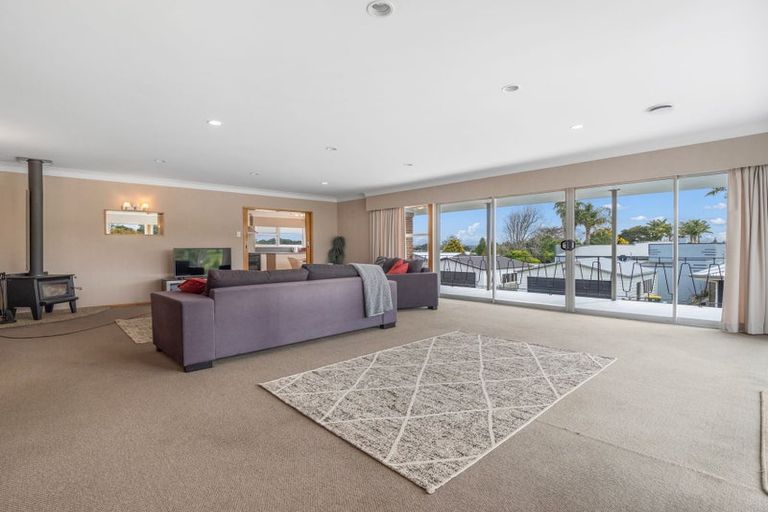 Photo of property in 12 Racecourse Road, Waiuku, 2123