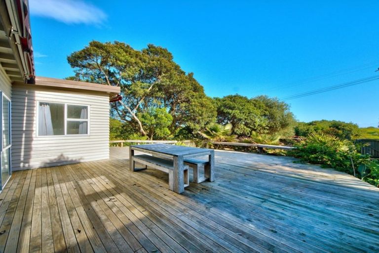 Photo of property in 79 North Piha Road, Piha, 0772