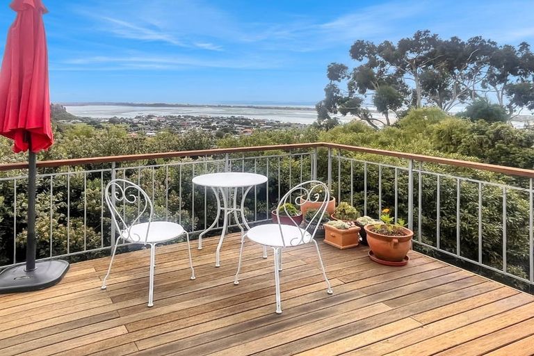 Photo of property in 64 Moncks Spur Road, Redcliffs, Christchurch, 8081