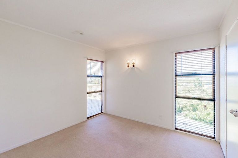 Photo of property in 5 Noeleen Street, Glenfield, Auckland, 0629