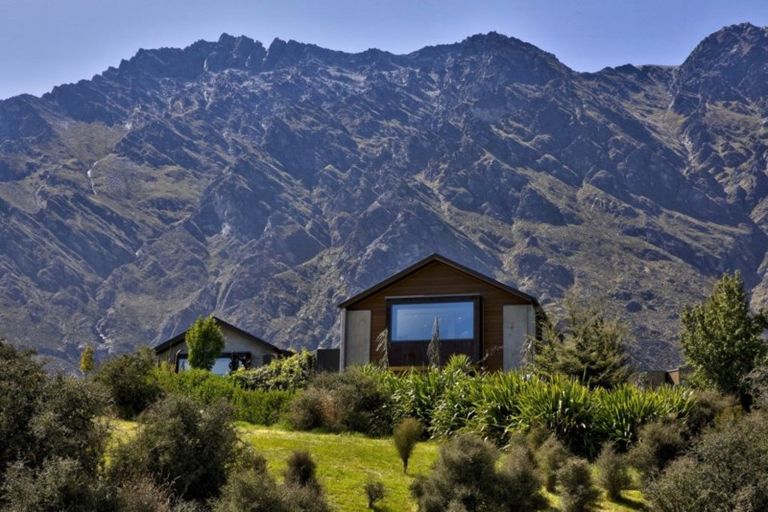 Photo of property in 10 Mckellar Drive, Jacks Point, Queenstown, 9371