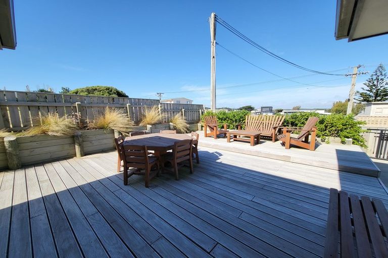 Photo of property in 18 Marine Parade South, Foxton Beach, Foxton, 4815