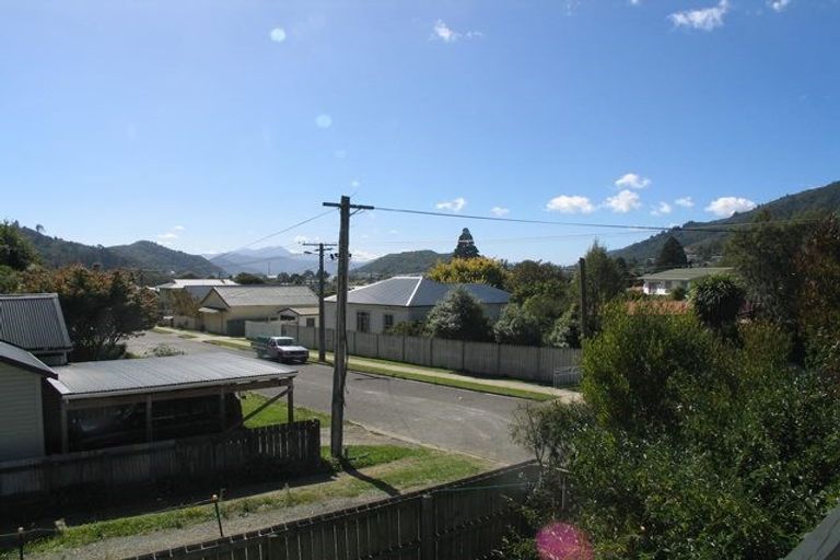 Photo of property in 43 Durham Street, Picton, 7220