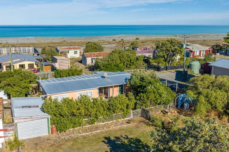 Photo of property in 37 Hillview Road, Birdlings Flat, Little River, 7591