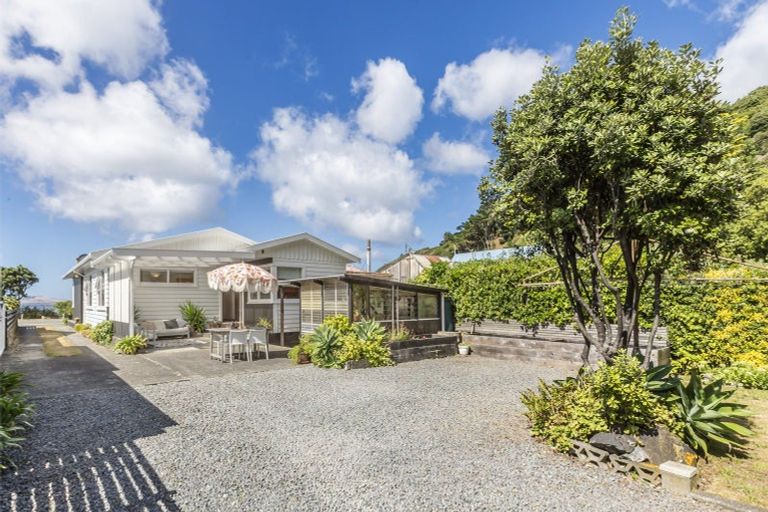 Photo of property in 130 Breaker Bay Road, Breaker Bay, Wellington, 6022