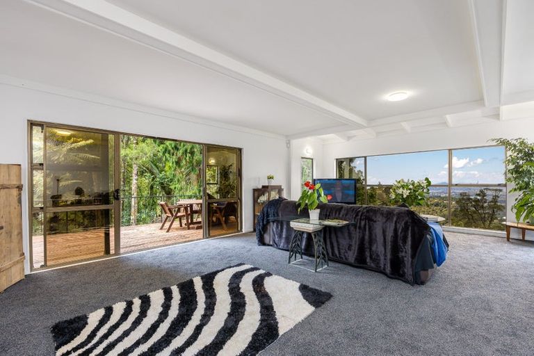 Photo of property in 33 Quinns Road, Waiatarua, Auckland, 0612