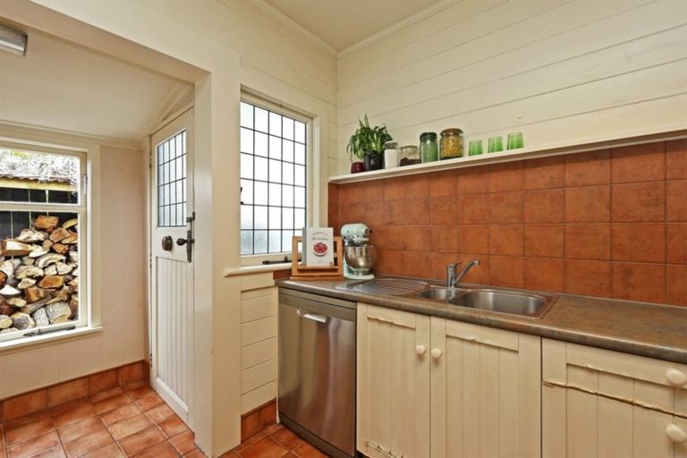 Photo of property in 17 Selwyn Road, Hospital Hill, Napier, 4110