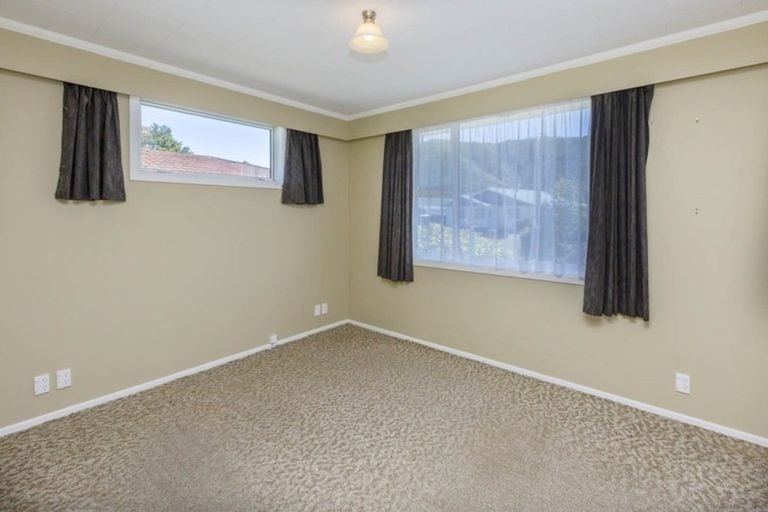 Photo of property in 16 Kentucky Street, Totara Park, Upper Hutt, 5018
