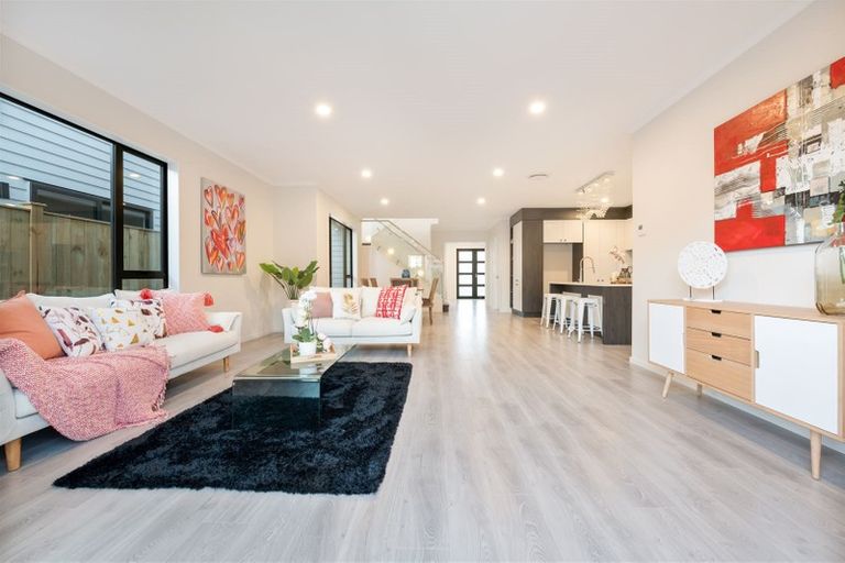 Photo of property in 11 Bunbeg Crescent, Flat Bush, Auckland, 2019
