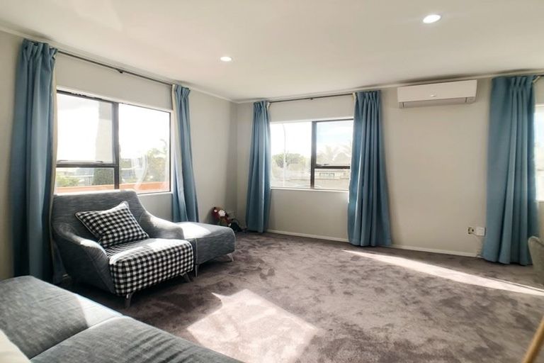 Photo of property in 2/3 Sevilla Place, Unsworth Heights, Auckland, 0632