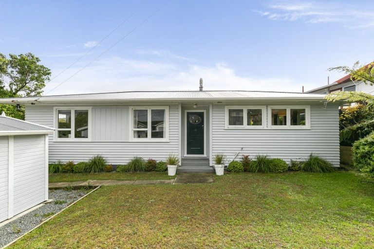 Photo of property in 49 Cotswold Crescent, Newlands, Wellington, 6037