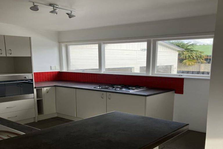 Photo of property in 2/17a Hillcrest Avenue, Hillcrest, Auckland, 0627