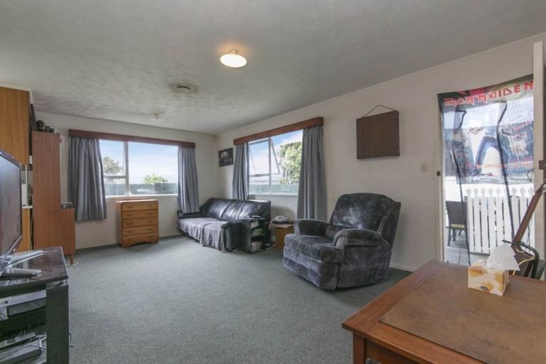 Photo of property in 2/89 Bruce Mclaren Road, Henderson, Auckland, 0612