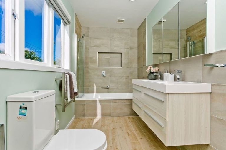 Photo of property in 1/962 East Coast Road, Northcross, Auckland, 0632