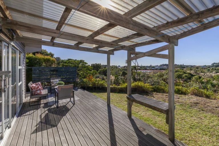 Photo of property in 35 Eruini Street, Waikanae Beach, Waikanae, 5036