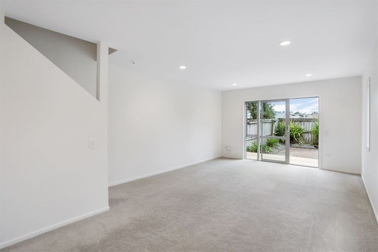Photo of property in 8/6 John Jennings Drive, Oteha, Auckland, 0632
