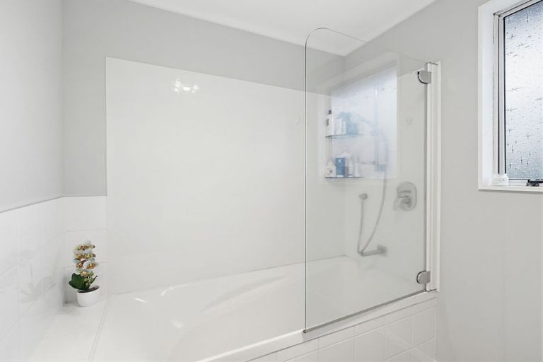 Photo of property in 6 Escort Grove, Awapuni, Palmerston North, 4412