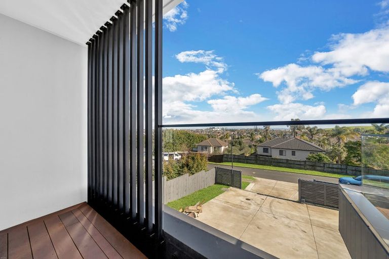 Photo of property in 28 Roxborough Place, East Tamaki Heights, Auckland, 2016