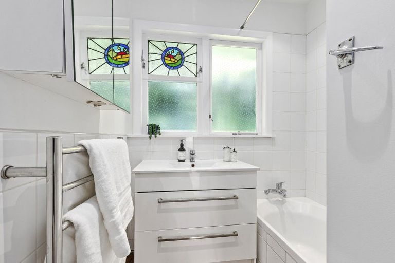 Photo of property in 7 Miles Crescent, Newlands, Wellington, 6037