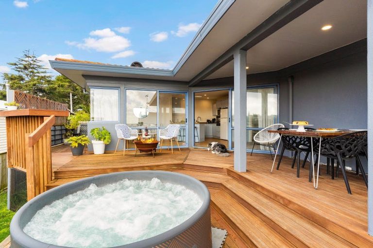 Photo of property in 2/87 Island Bay Road, Beach Haven, Auckland, 0626