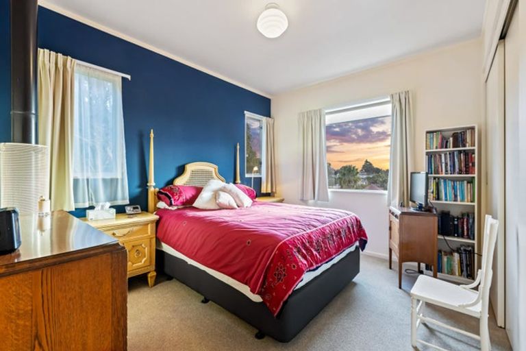 Photo of property in 2/30 Sunset Road, Unsworth Heights, Auckland, 0632