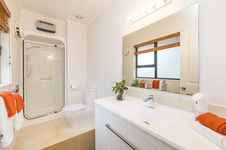 Photo of property in 15 Phoenix Avenue, Hokowhitu, Palmerston North, 4410