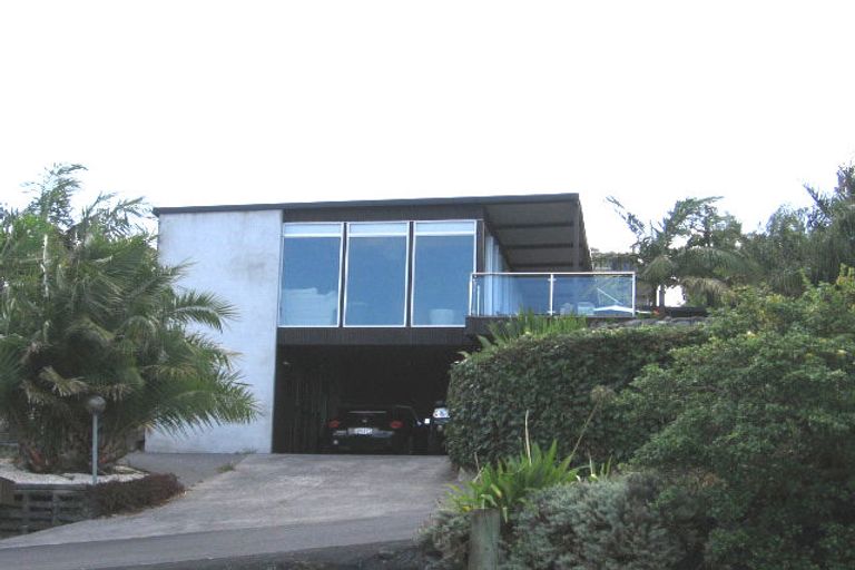 Photo of property in 25 Commodore Parry Road, Castor Bay, Auckland, 0620