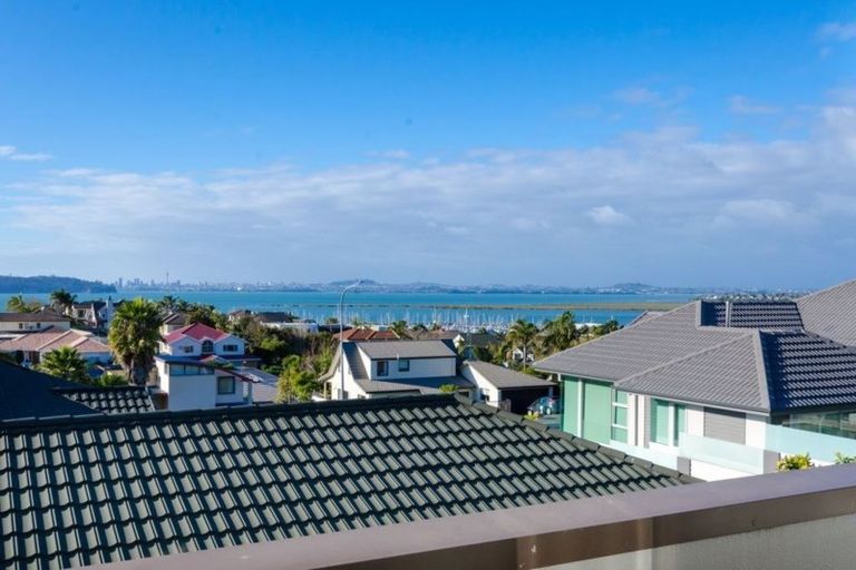Photo of property in 135 Wiseley Road, West Harbour, Auckland, 0618