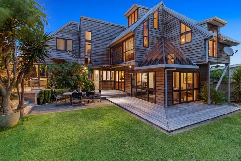 Photo of property in 8 View Road, Campbells Bay, Auckland, 0630