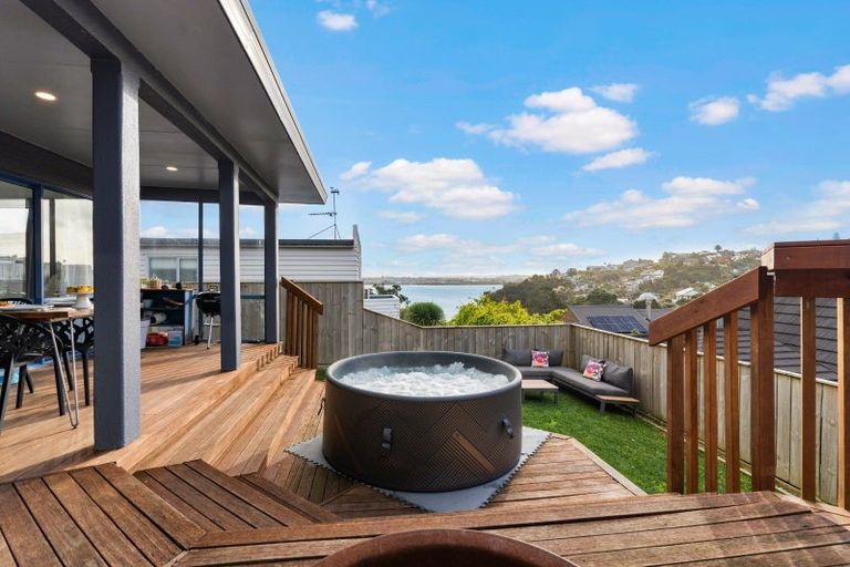 Photo of property in 2/87 Island Bay Road, Beach Haven, Auckland, 0626