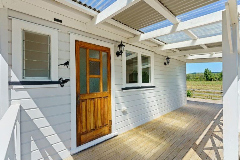 Photo of property in 103a Waikawa Beach Road, Manakau, Levin, 5573