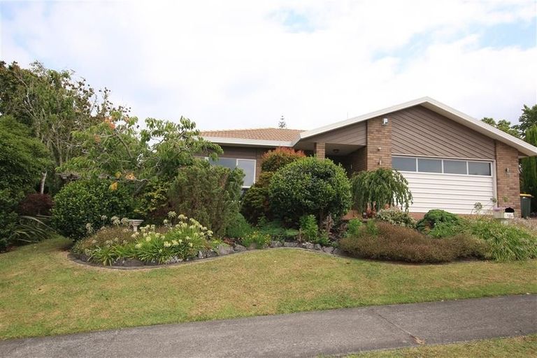 Photo of property in 10 Woodfern Crescent, Titirangi, Auckland, 0604