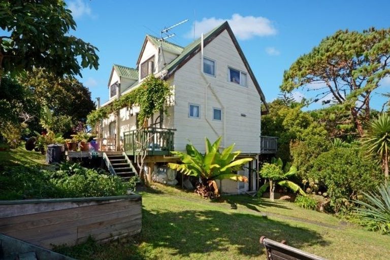 Photo of property in 1/42 Peach Road, Glenfield, Auckland, 0629